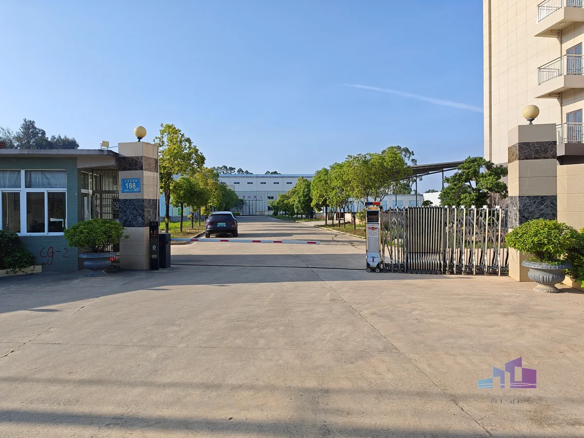 尚工乡墅福建总部工厂园区实景，环境整洁的现代化生产/办公区域。